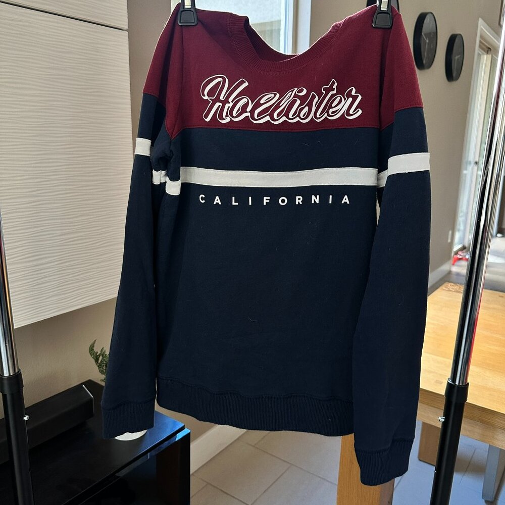 Hollister - navy & maroon crewneck with white stripe